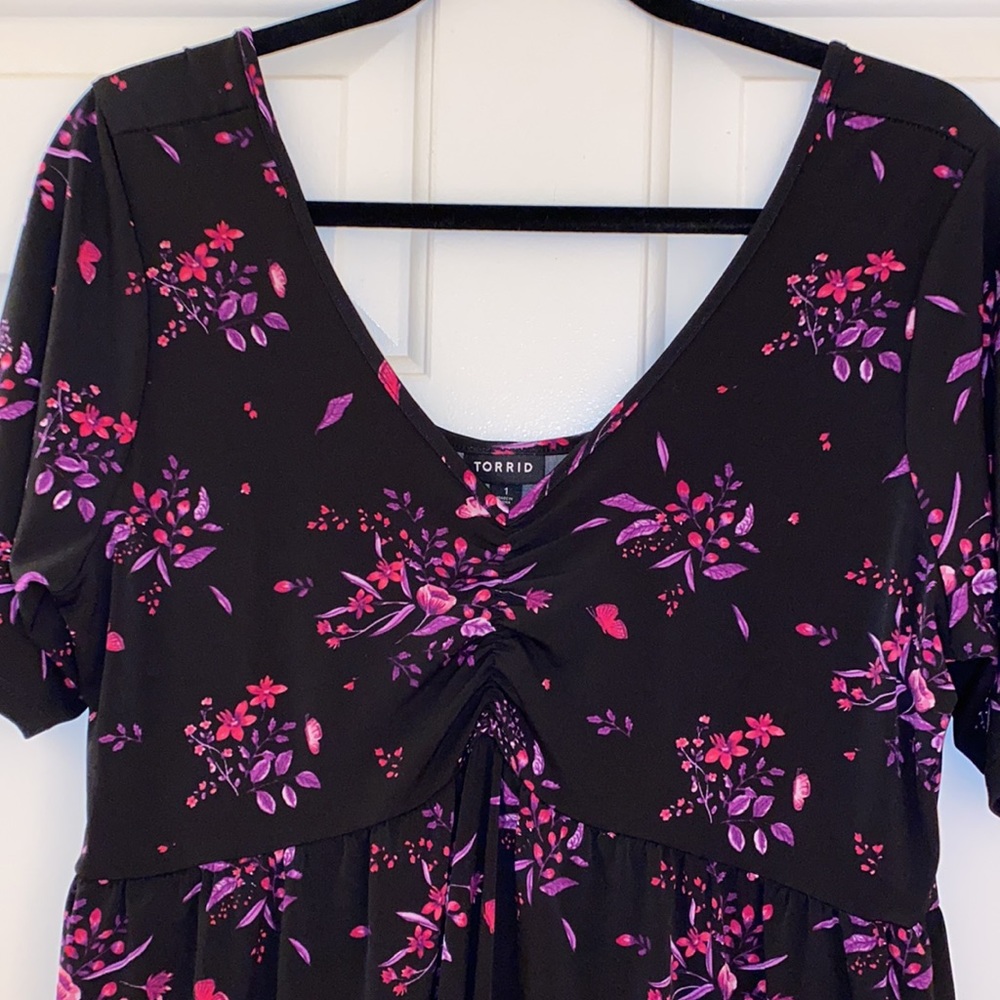 😊FREE😊With $30 Purchase - Torrid blouse w/flowers , butterflies - Plus Sized - Picture 2 of 8